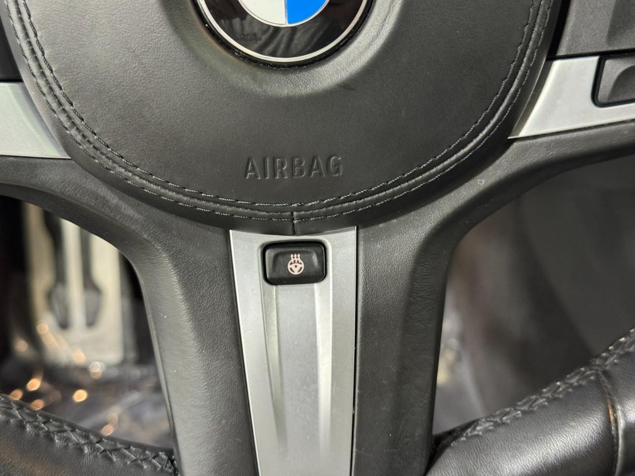 BMW 5 Series Vehicle Full-screen Gallery Image 35