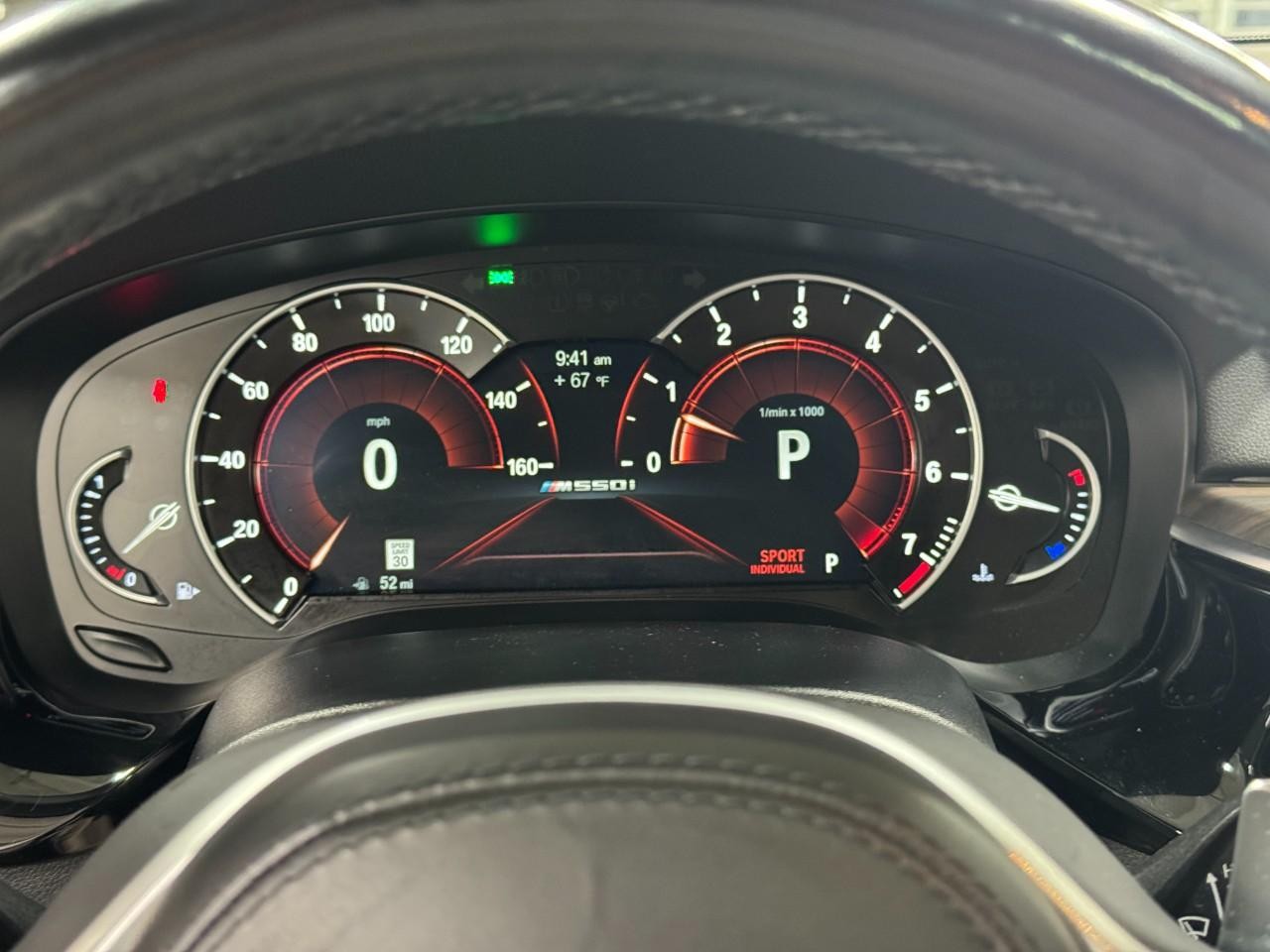 BMW 5 Series Vehicle Full-screen Gallery Image 36