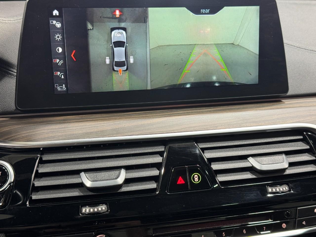 BMW 5 Series Vehicle Full-screen Gallery Image 37