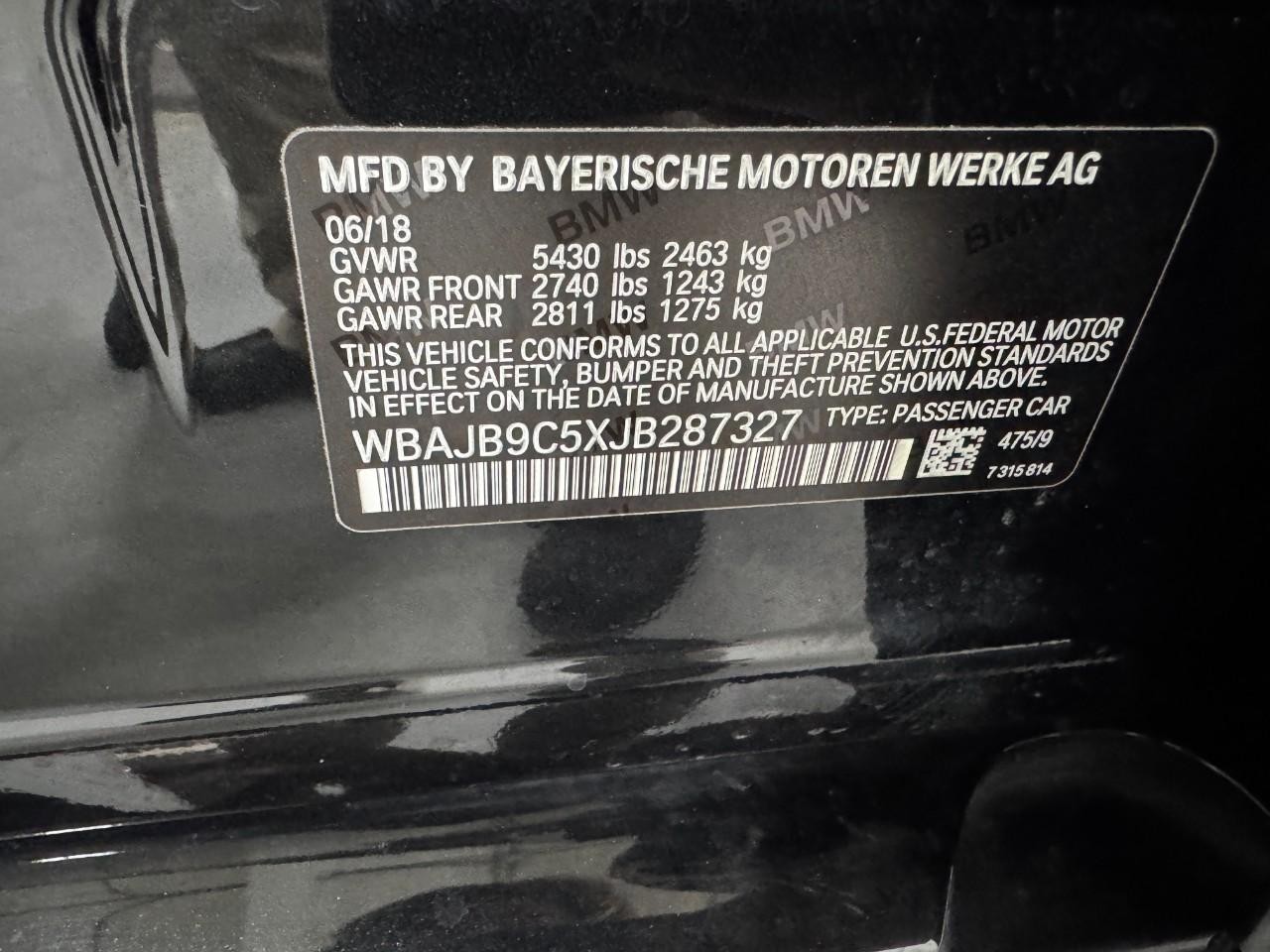 BMW 5 Series Vehicle Full-screen Gallery Image 38