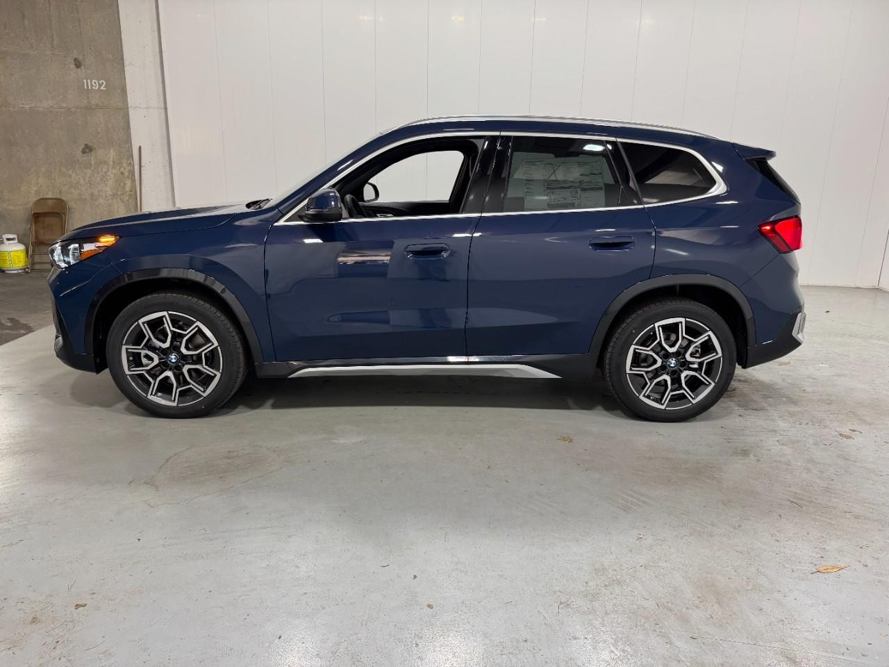 BMW X1 Vehicle Full-screen Gallery Image 2