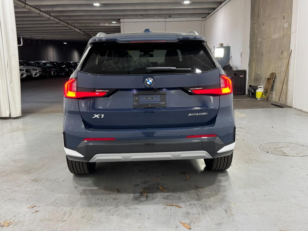 BMW X1 Vehicle Full-screen Gallery Image 9