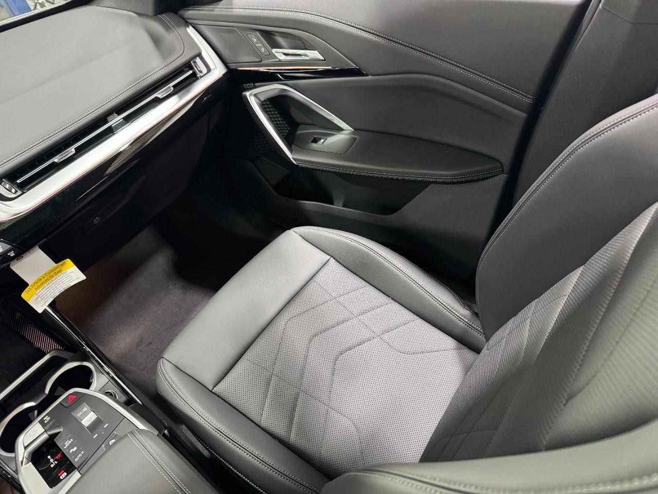 BMW X1 Vehicle Full-screen Gallery Image 16