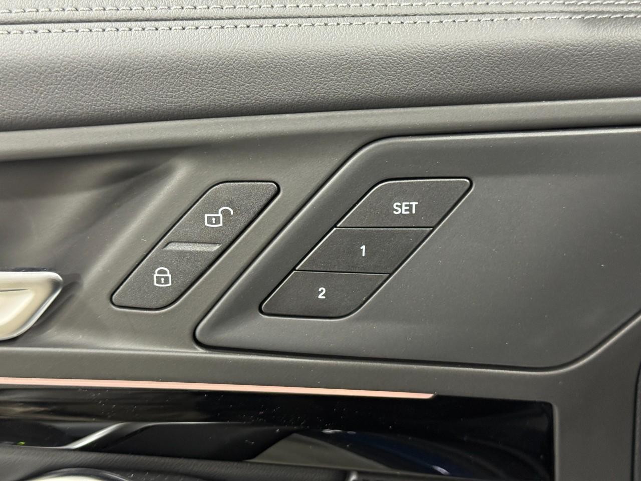 BMW X1 Vehicle Full-screen Gallery Image 22