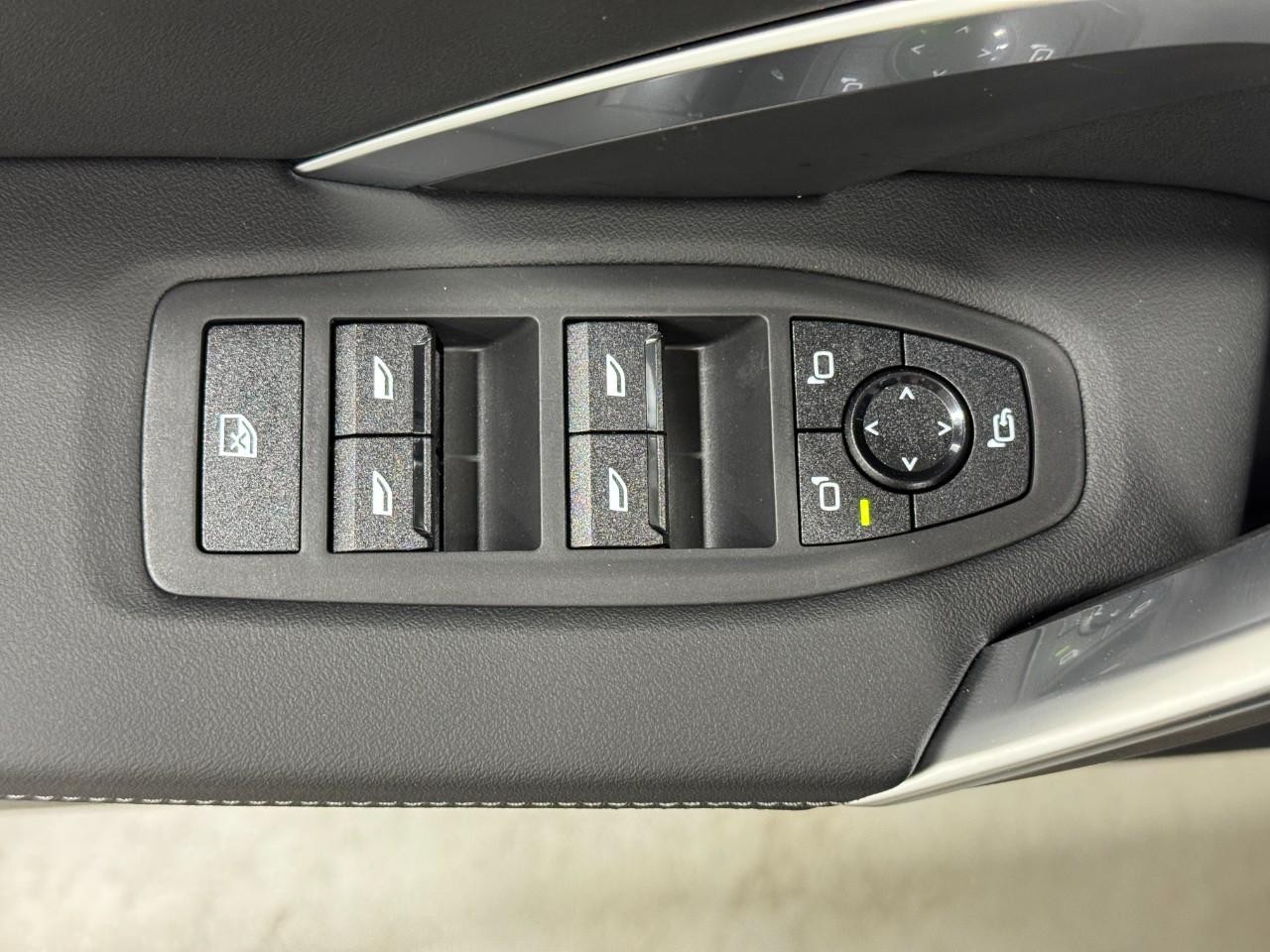 BMW X1 Vehicle Full-screen Gallery Image 23