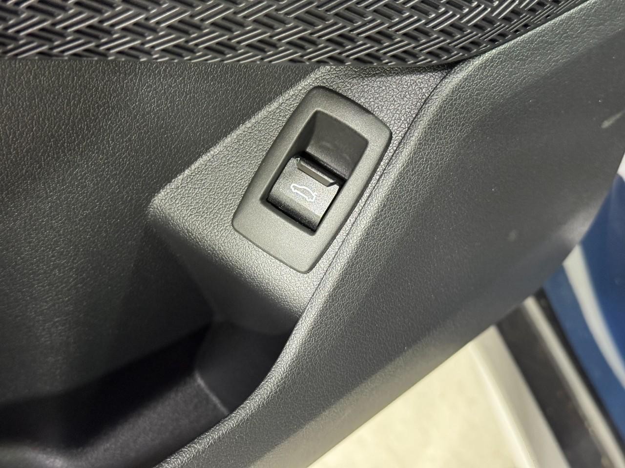 BMW X1 Vehicle Full-screen Gallery Image 24