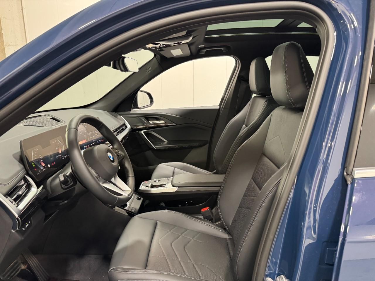 BMW X1 Vehicle Full-screen Gallery Image 25