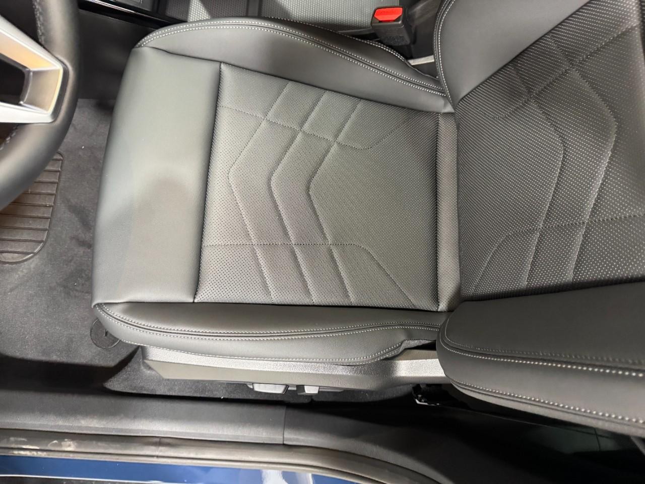 BMW X1 Vehicle Full-screen Gallery Image 26