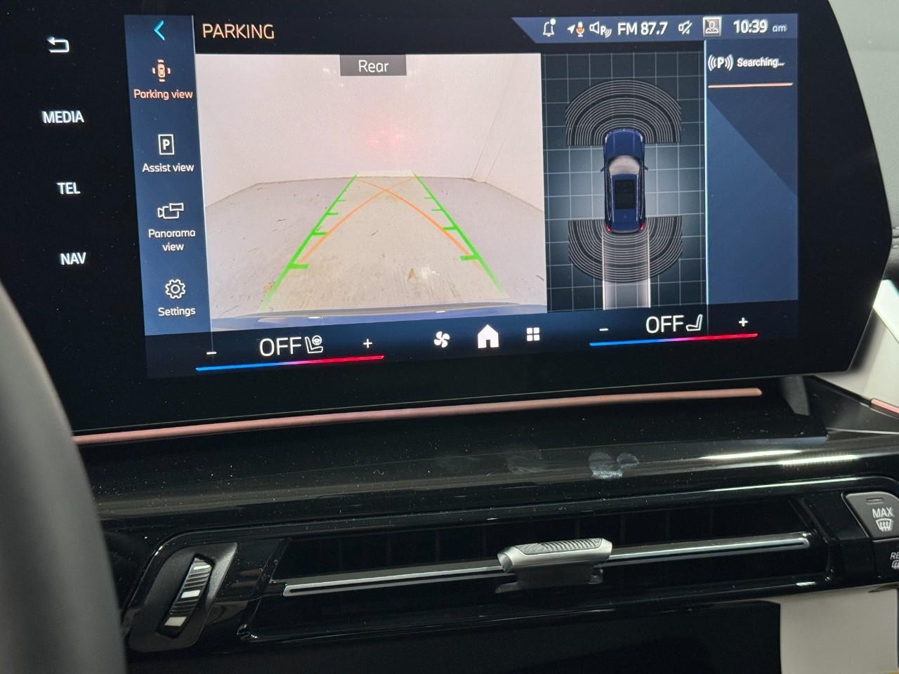 BMW X1 Vehicle Full-screen Gallery Image 32