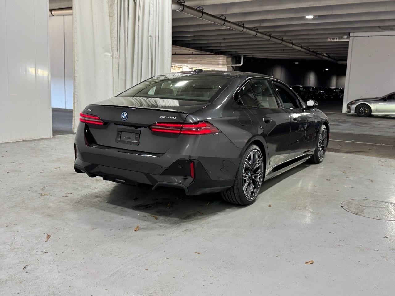 BMW i5 Vehicle Full-screen Gallery Image 4