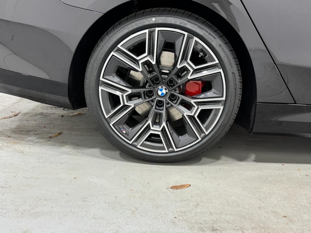 BMW i5 Vehicle Full-screen Gallery Image 5