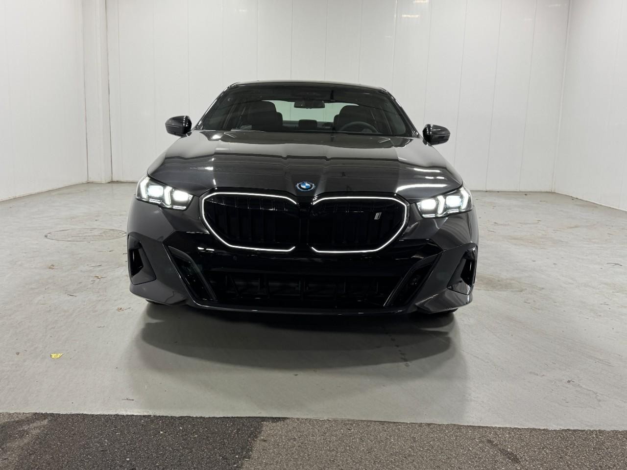 BMW i5 Vehicle Full-screen Gallery Image 7
