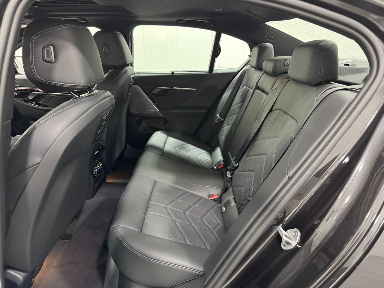 BMW i5 Vehicle Full-screen Gallery Image 8