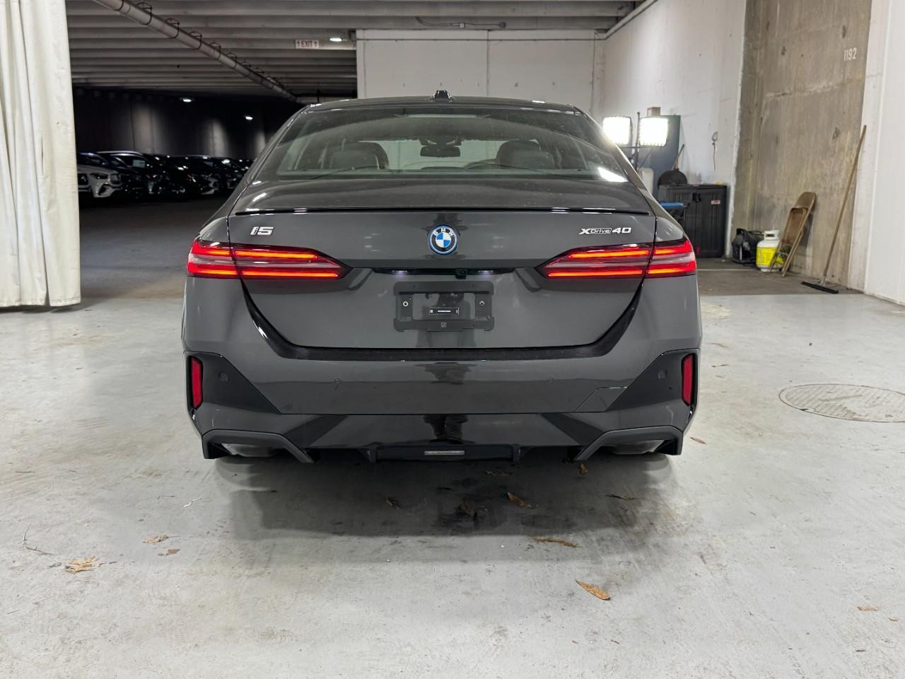 BMW i5 Vehicle Full-screen Gallery Image 9