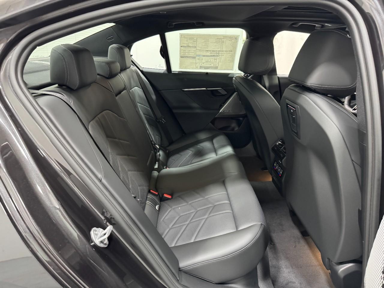 BMW i5 Vehicle Full-screen Gallery Image 10