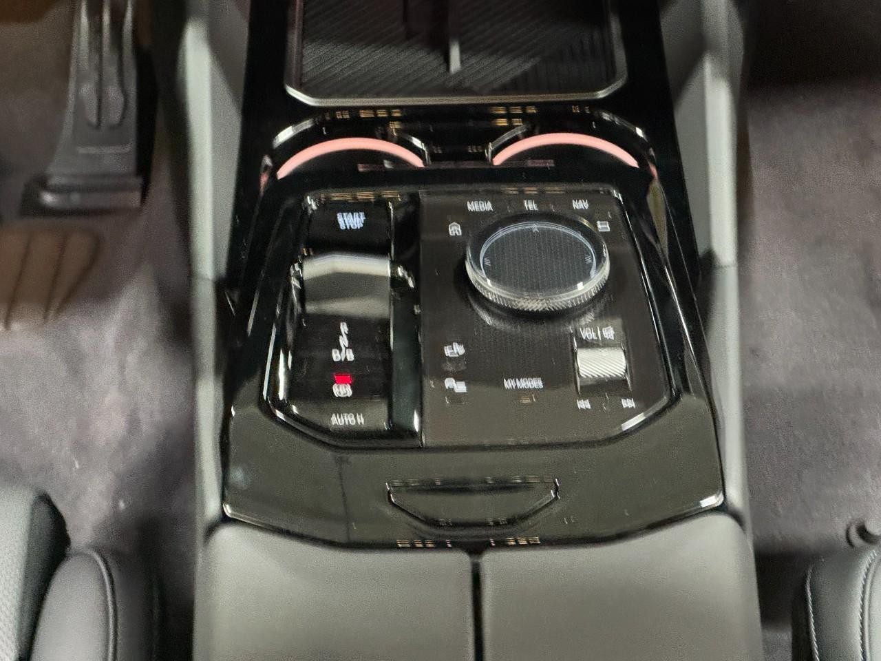 BMW i5 Vehicle Full-screen Gallery Image 16