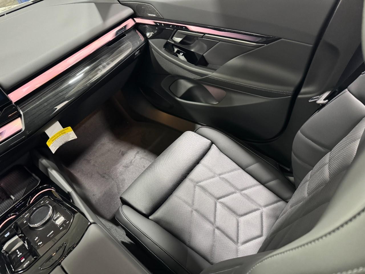 BMW i5 Vehicle Full-screen Gallery Image 17