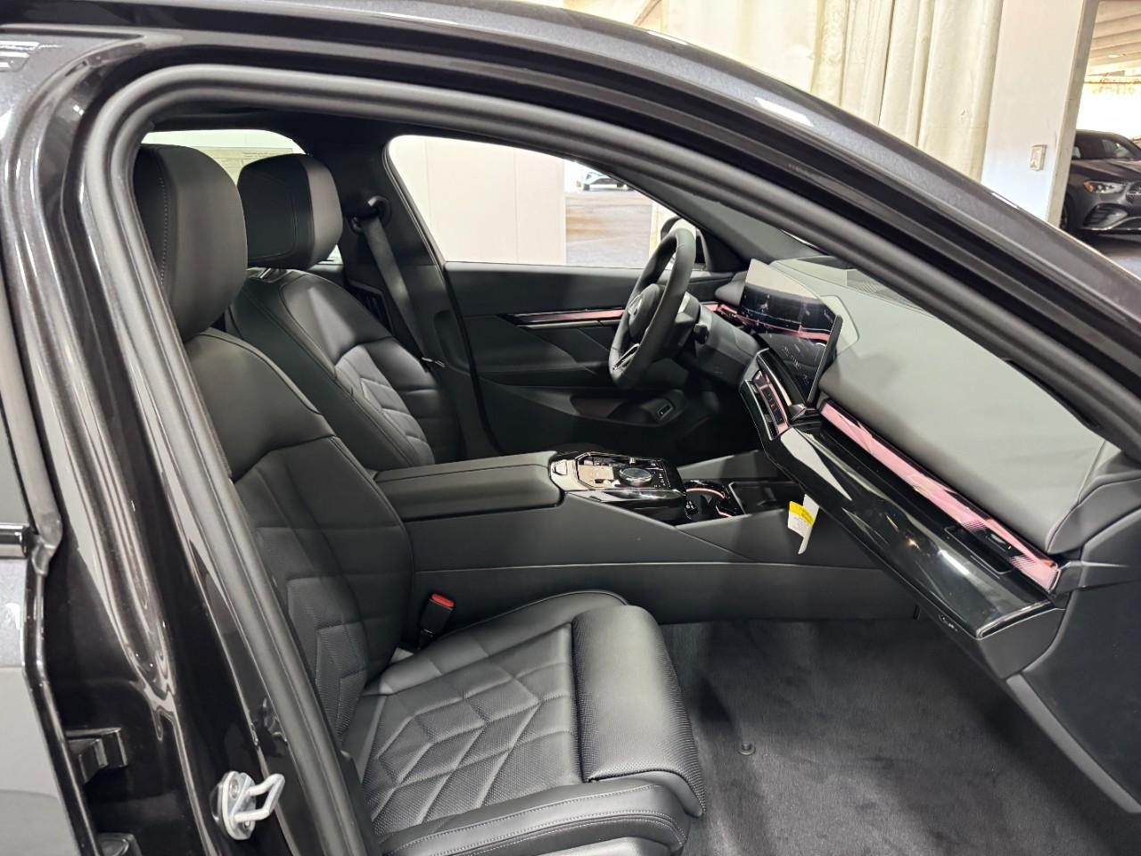 BMW i5 Vehicle Full-screen Gallery Image 18