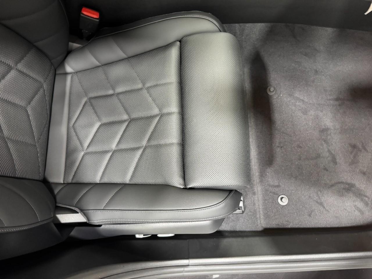 BMW i5 Vehicle Full-screen Gallery Image 19