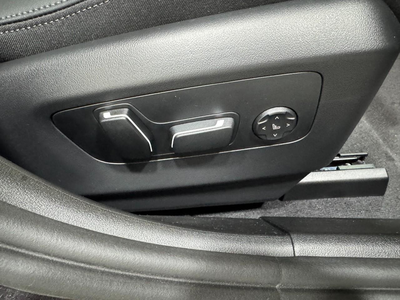 BMW i5 Vehicle Full-screen Gallery Image 20