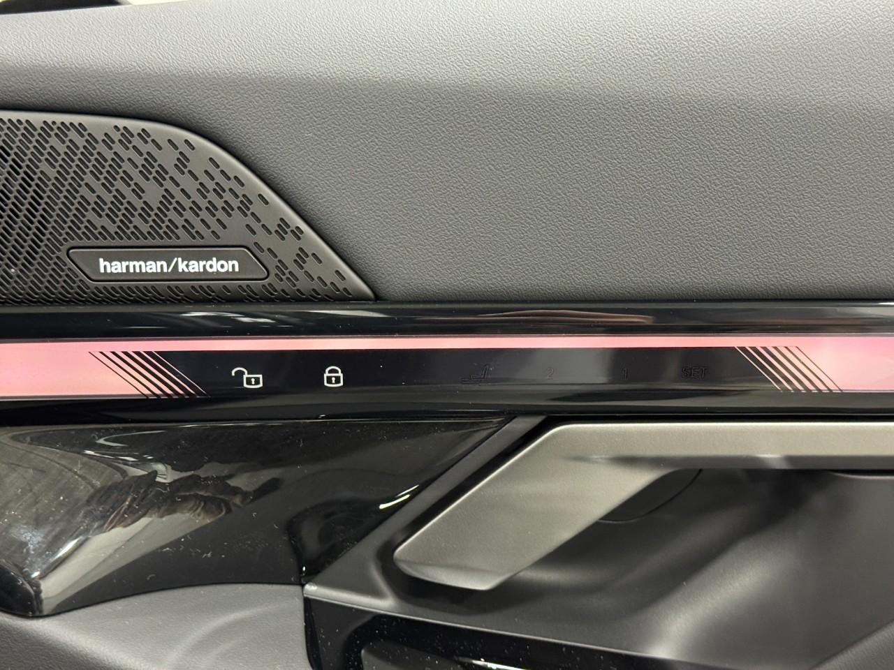 BMW i5 Vehicle Full-screen Gallery Image 21