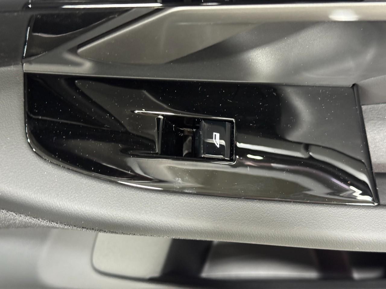 BMW i5 Vehicle Full-screen Gallery Image 22