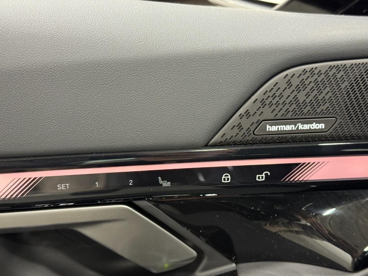 BMW i5 Vehicle Full-screen Gallery Image 23