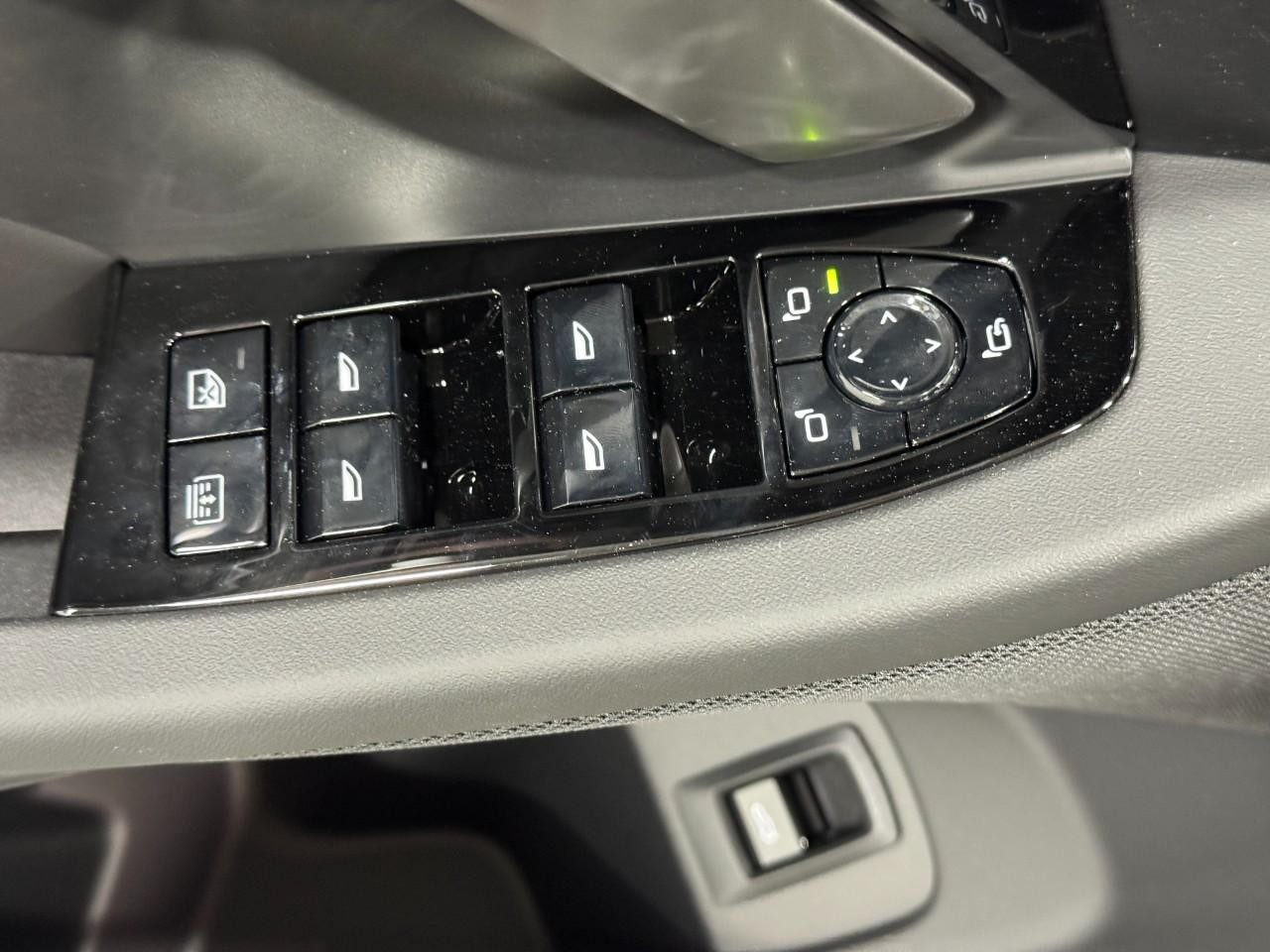 BMW i5 Vehicle Full-screen Gallery Image 24