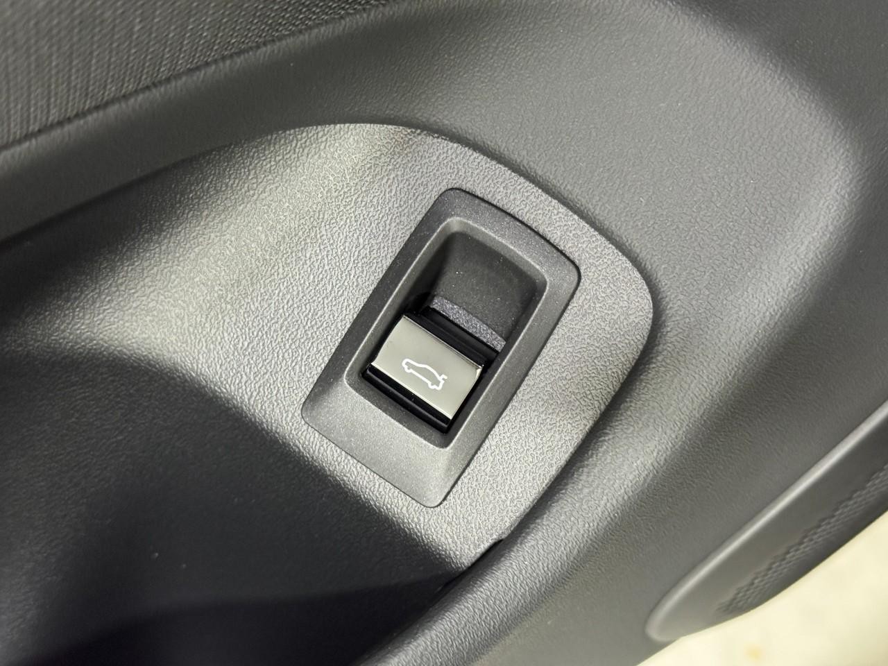 BMW i5 Vehicle Full-screen Gallery Image 25