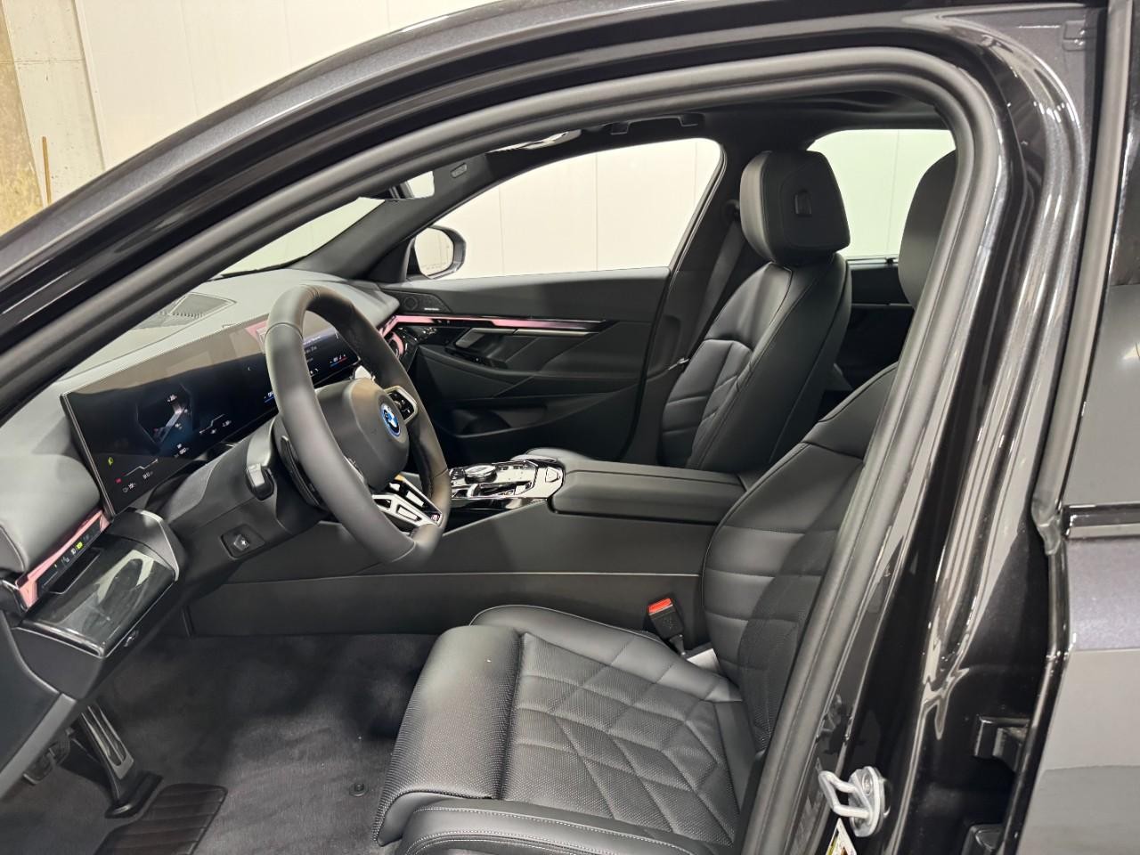 BMW i5 Vehicle Full-screen Gallery Image 26