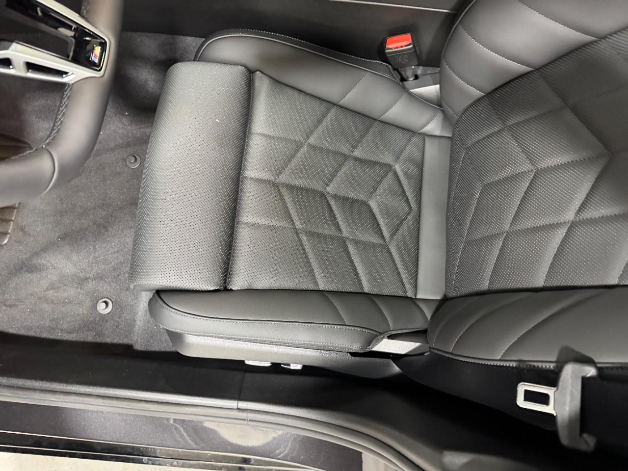 BMW i5 Vehicle Full-screen Gallery Image 27