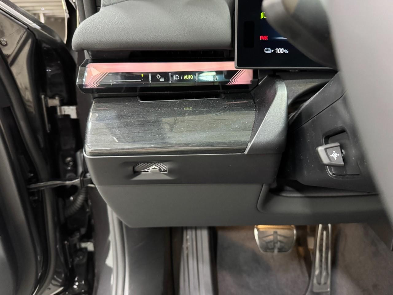 BMW i5 Vehicle Full-screen Gallery Image 29