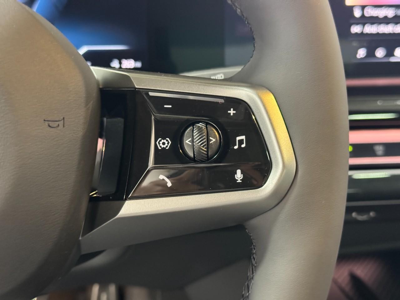 BMW i5 Vehicle Full-screen Gallery Image 31