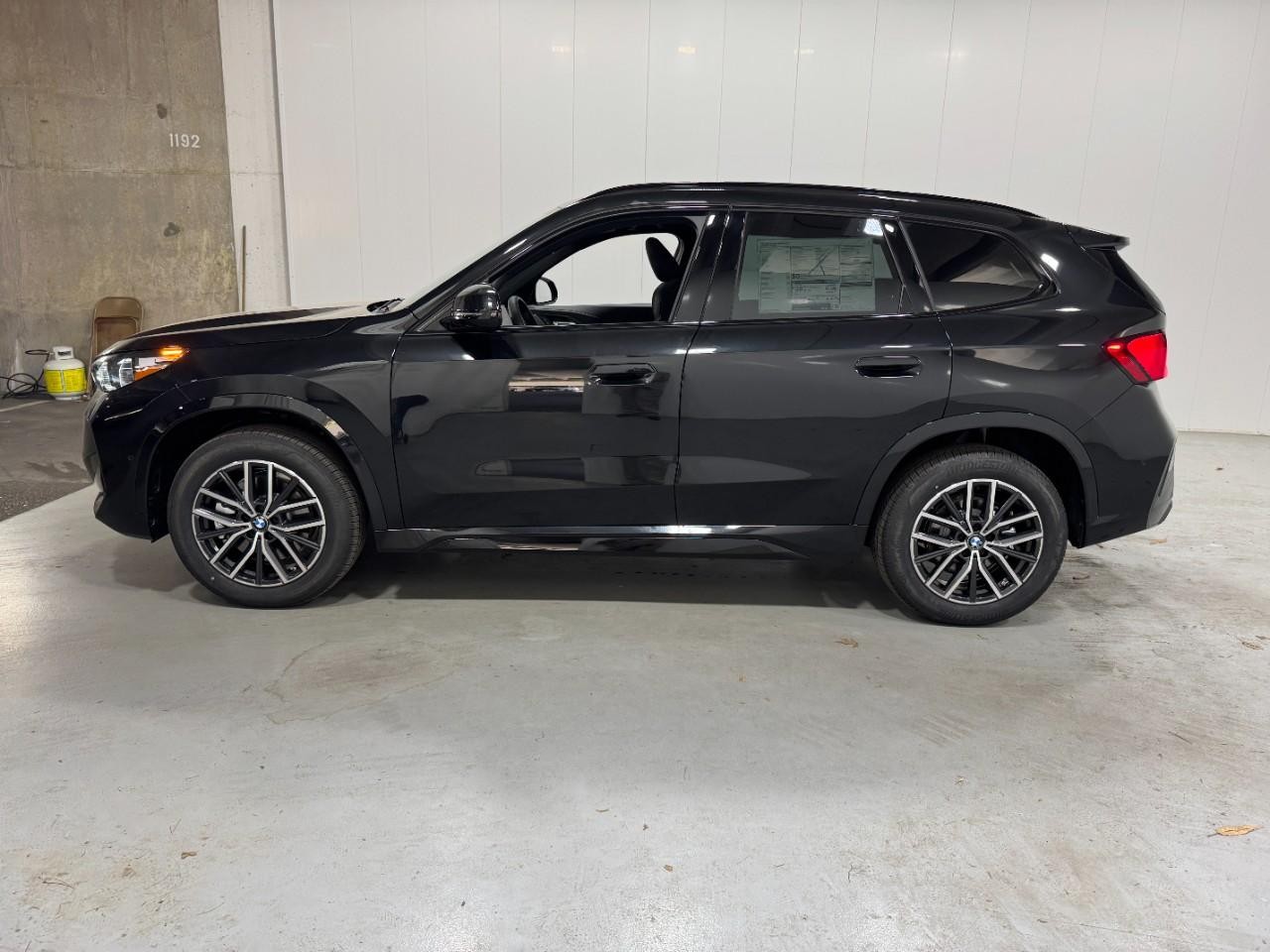 BMW X1 Vehicle Full-screen Gallery Image 2