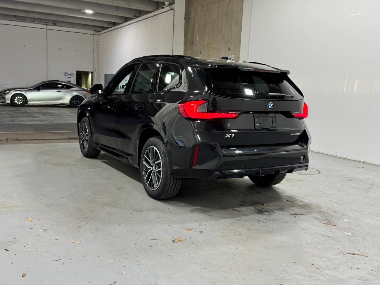 BMW X1 Vehicle Full-screen Gallery Image 3