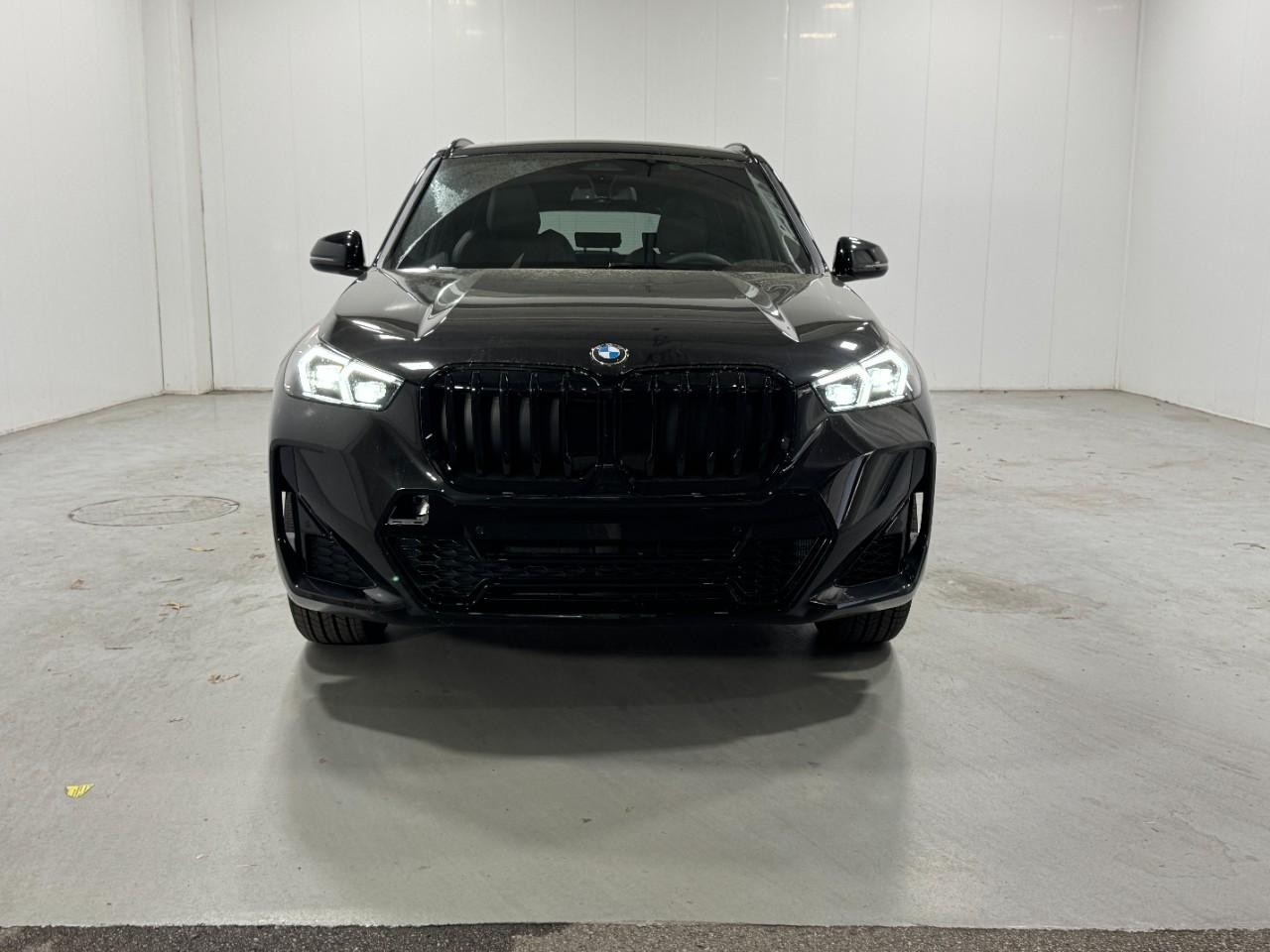 BMW X1 Vehicle Full-screen Gallery Image 7