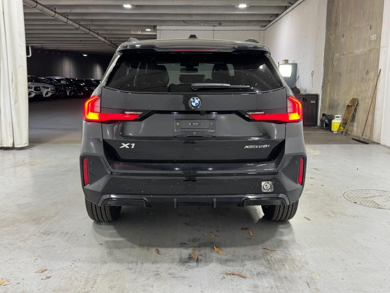 BMW X1 Vehicle Full-screen Gallery Image 9