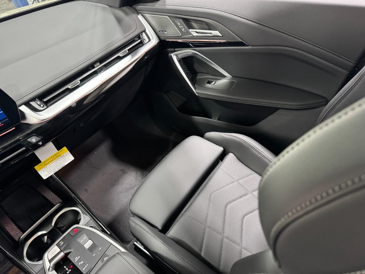 BMW X1 Vehicle Full-screen Gallery Image 16