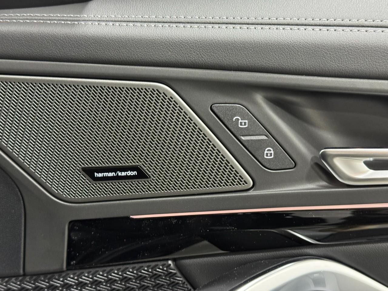 BMW X1 Vehicle Full-screen Gallery Image 20