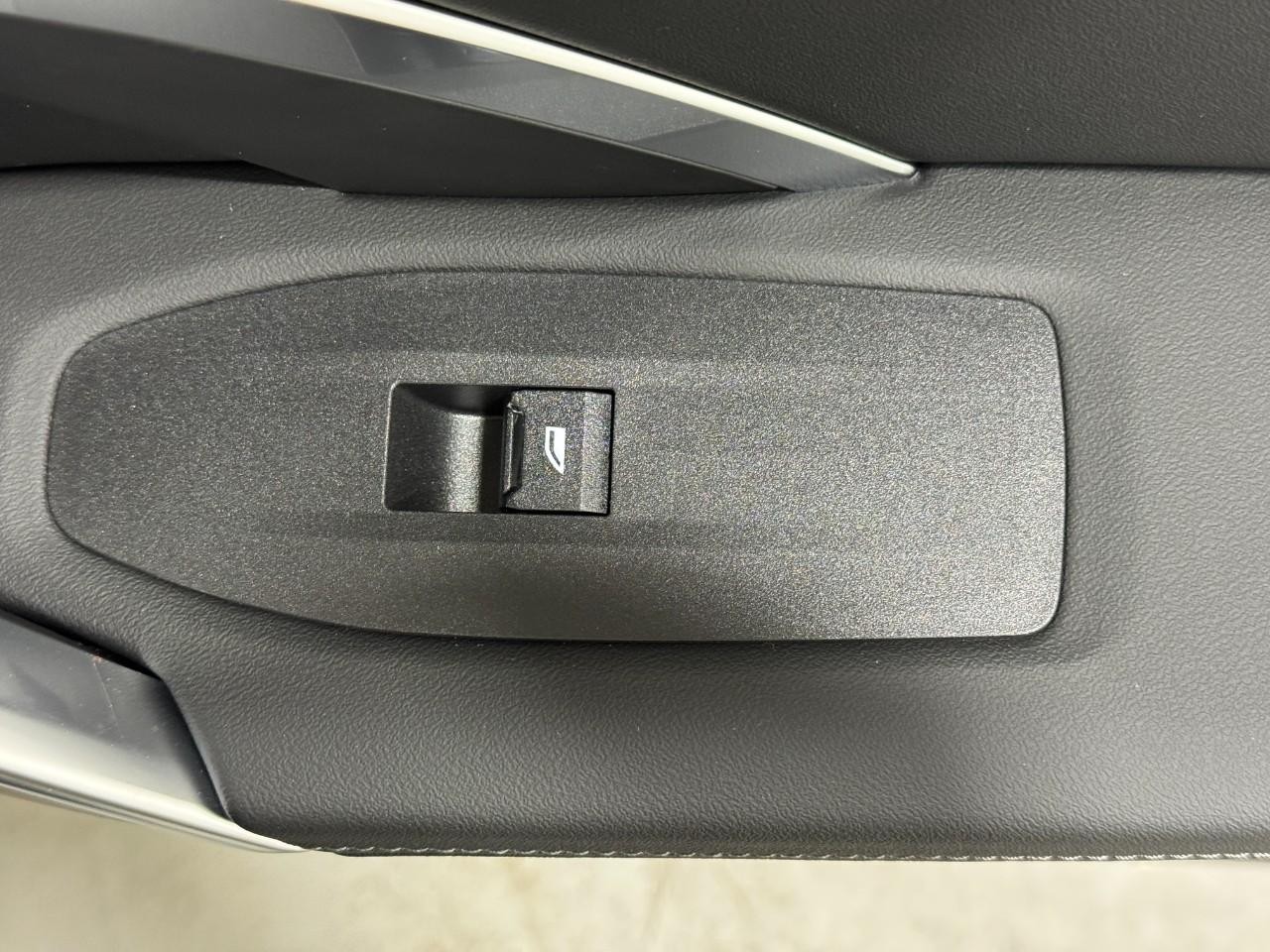 BMW X1 Vehicle Full-screen Gallery Image 21