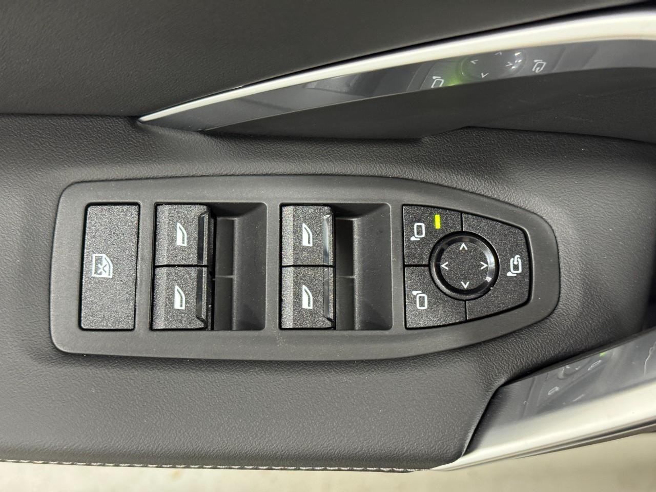 BMW X1 Vehicle Full-screen Gallery Image 23