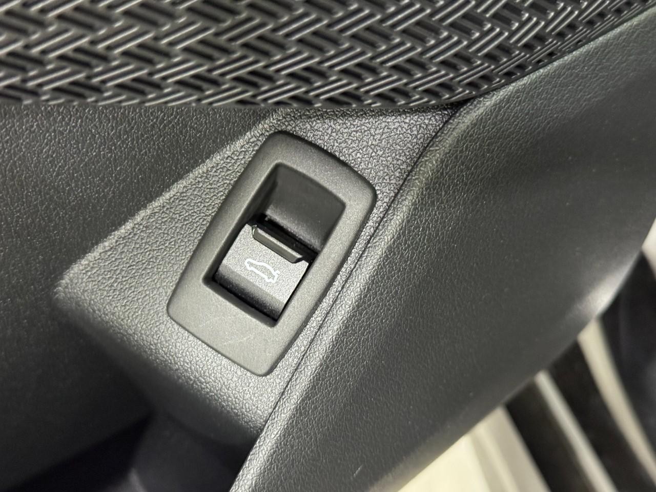 BMW X1 Vehicle Full-screen Gallery Image 24