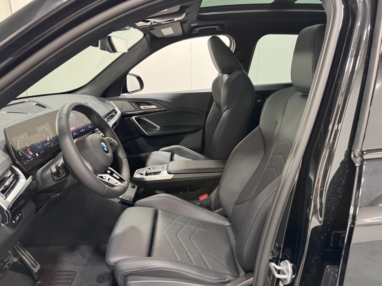 BMW X1 Vehicle Full-screen Gallery Image 25