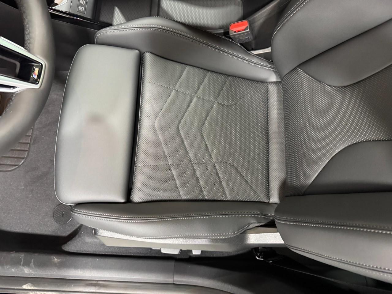 BMW X1 Vehicle Full-screen Gallery Image 26