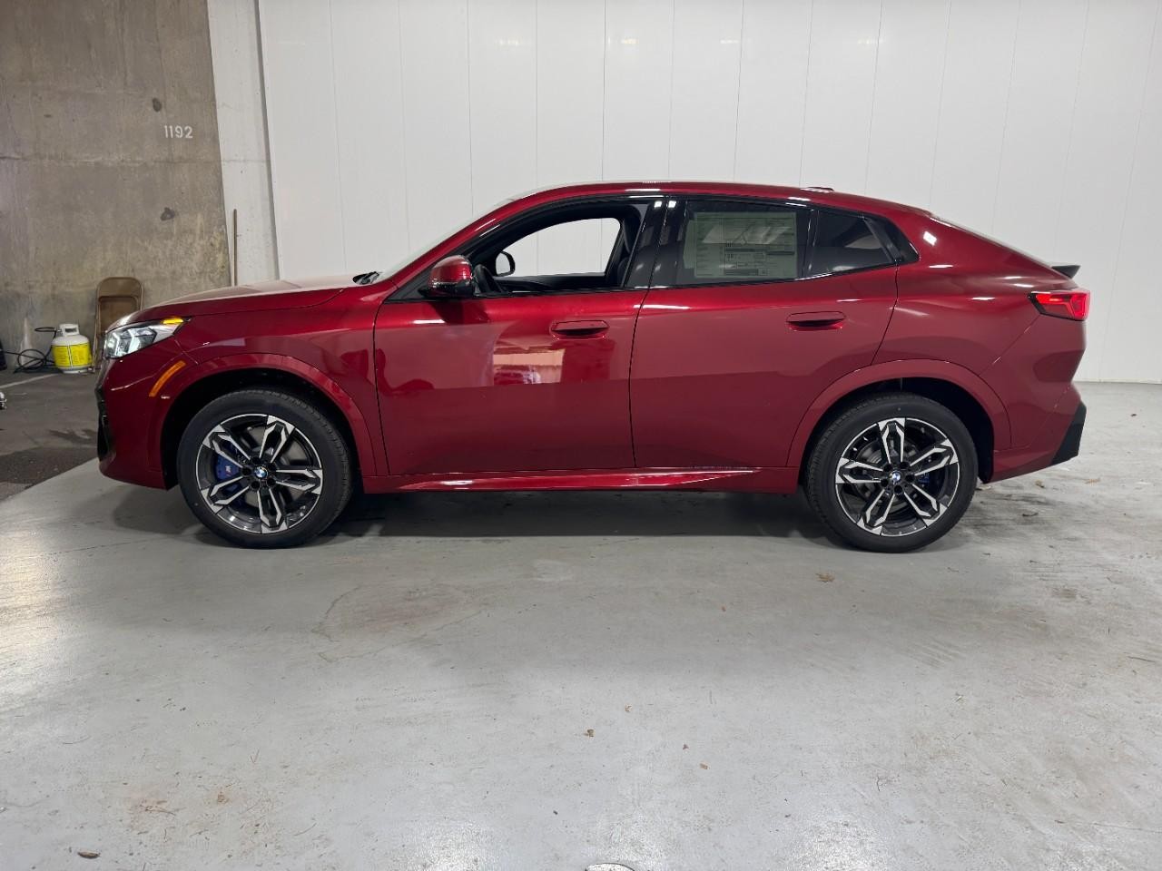 BMW X2 Vehicle Full-screen Gallery Image 2