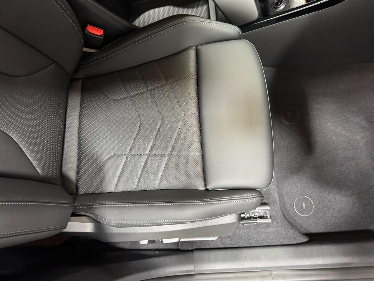 BMW X2 Vehicle Full-screen Gallery Image 18