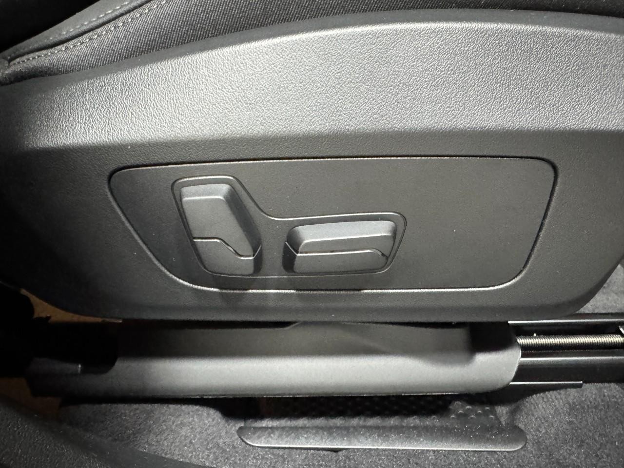 BMW X2 Vehicle Full-screen Gallery Image 19