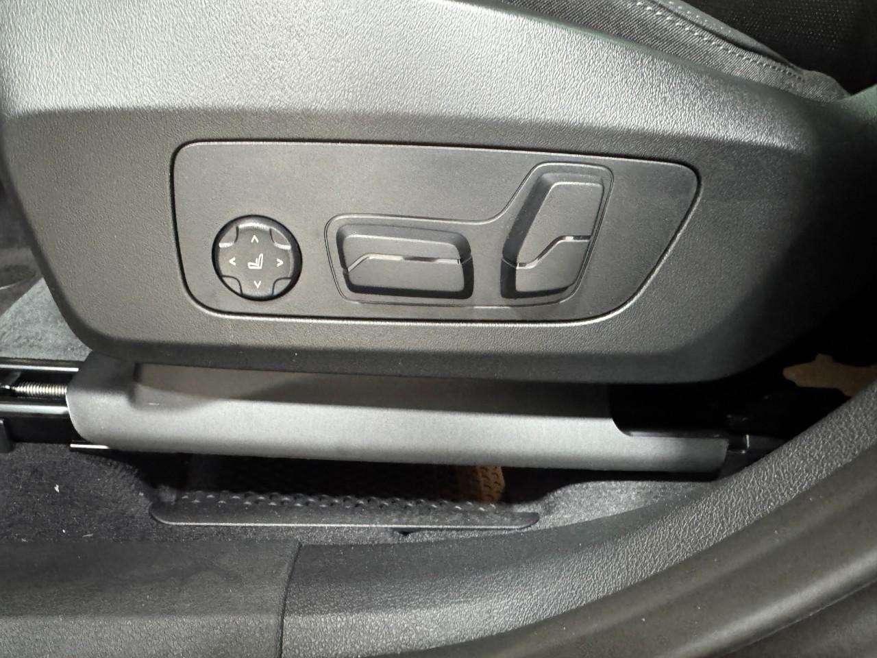 BMW X2 Vehicle Full-screen Gallery Image 27