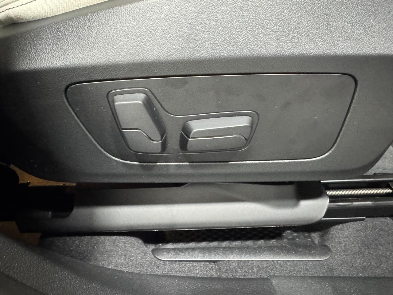 BMW X2 Vehicle Full-screen Gallery Image 19