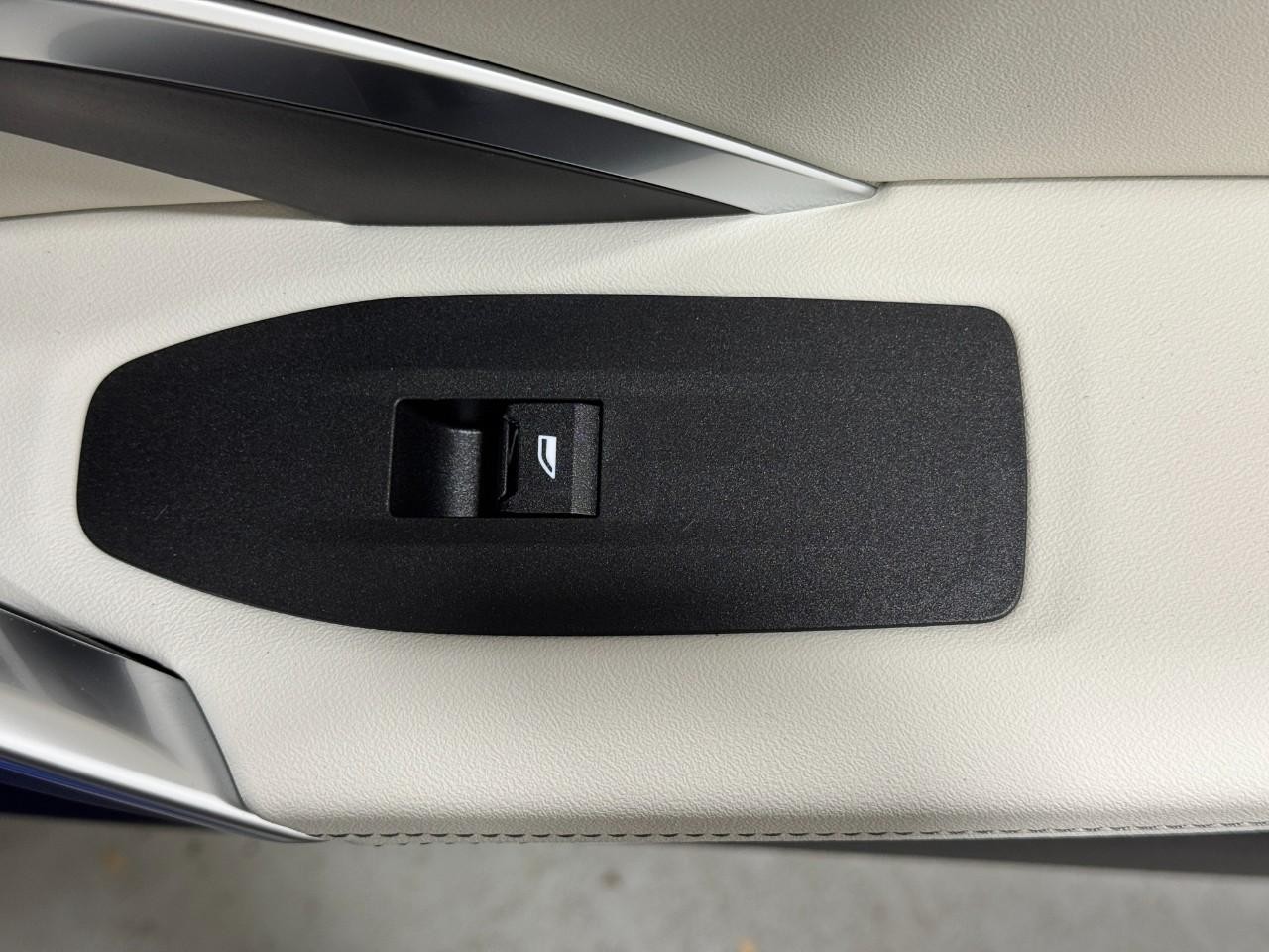 BMW X2 Vehicle Full-screen Gallery Image 21